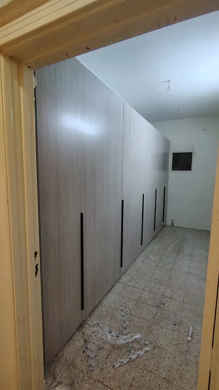 دولاب أبيض بمقابض طويلة - نجمة دمياط بالسعودية